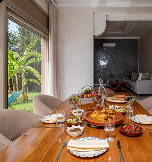 Table dressée avec spécialités marocaines