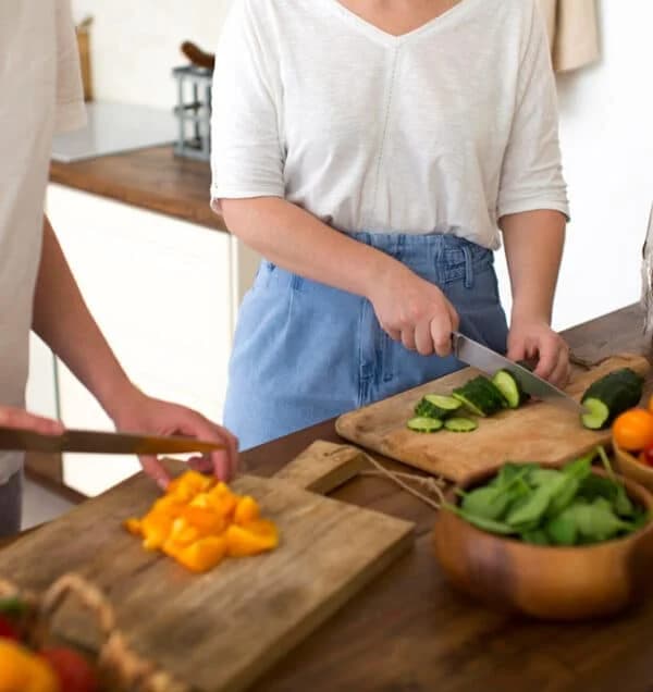 Table dressée avec plats marocains
