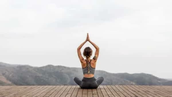 Séance de yoga dans le jardin de Dar Hamama - Location villa route Ourika avec retraite bien-être